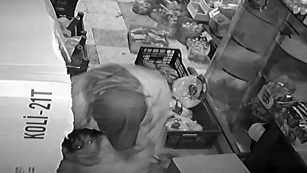 Boğazına dayanan bıçak atkıya takıldı: Küçük hüda yaşama tutundu