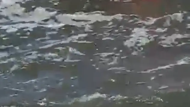 Boğulma tehlikesi geçiren genci kurtarırken dalgalara kapıldı