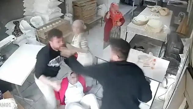 Borcunu ödedi, fırıncıyı yumruklamaya başladı!