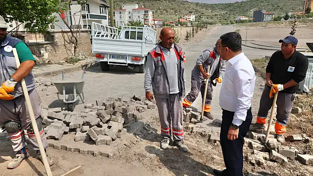 Bozuk yollar belediye ekiplerince  onarılıyor