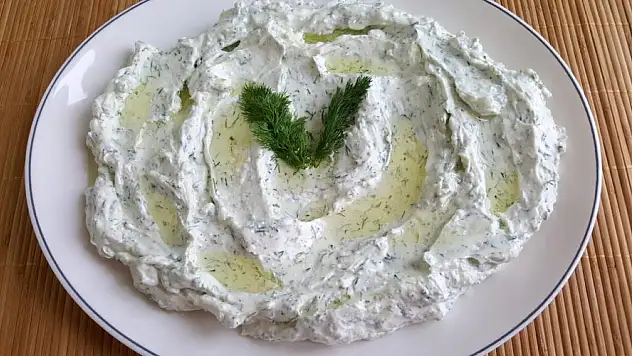 Bu tarif ile sofralarınıza sağlık ve lezzet katın: İşte mutlaka bilmeniz gereken rokalı haydari tarifi!