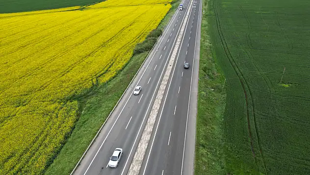 Buğday tarlalarından sürücülere renkli rota 