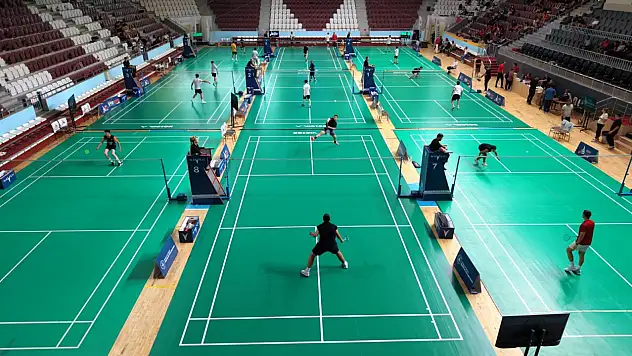 Büyükler Türkiye Badminton Şampiyonası Hatay'da başladı