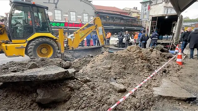 İsale hattı patladı: Cadde ve sokaklar sular altında kaldı!