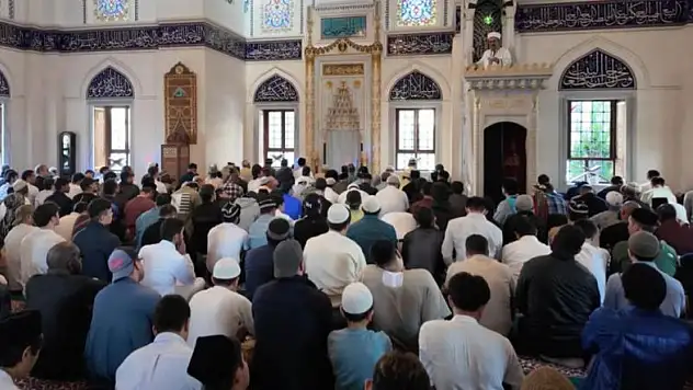 Cami dolup taştı: Bayram namazı 3 kere kılındı