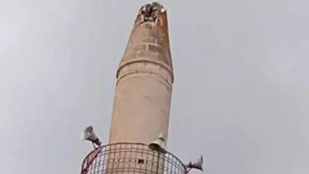 Cami minaresine yıldırım düştü