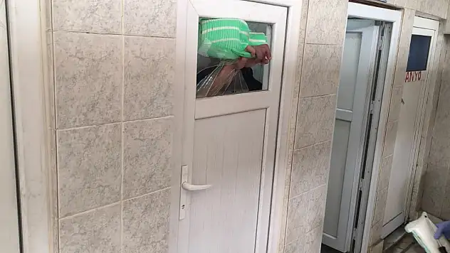 Cami tuvaletinde korku dolu anlar: Camları kırıp kanlar içinde kaldı