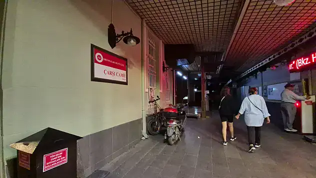 Camide akılalmaz olay: Namazını kıldıktan sonra neye uğradığını şaşırdı