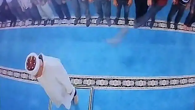 Camide kediyi tekmeleyen şahıs serbest bırakıldı