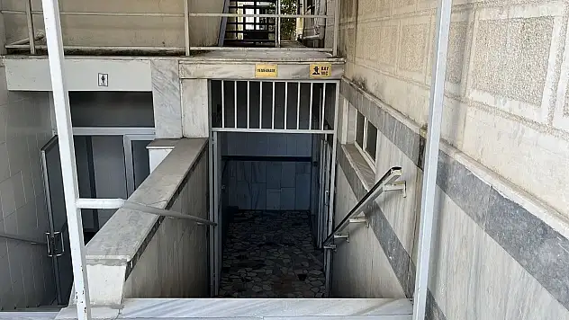 Caminin tuvaletinde bıçakla öldürülen kişinin cesedi bulundu