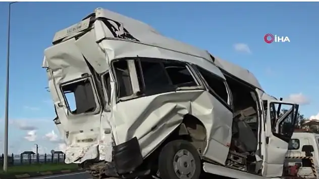 Can pazarı yaşanıyor! Tırla minibüs çarpıştı...