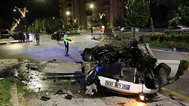 Çarpışan iki otomobilden birisi hurdaya döndü: 2 yaralı