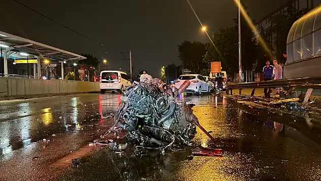 Çarpmanın şiddetiyle motor yerinden koptu: 1'i ağır 2 yaralı