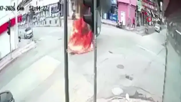 Çarşı merkezinde panik! Üzerine benzin döküp kendini yaktı