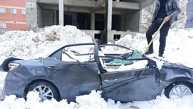 Çatıdan düştü otomobili kullanılamaz hale getirdi