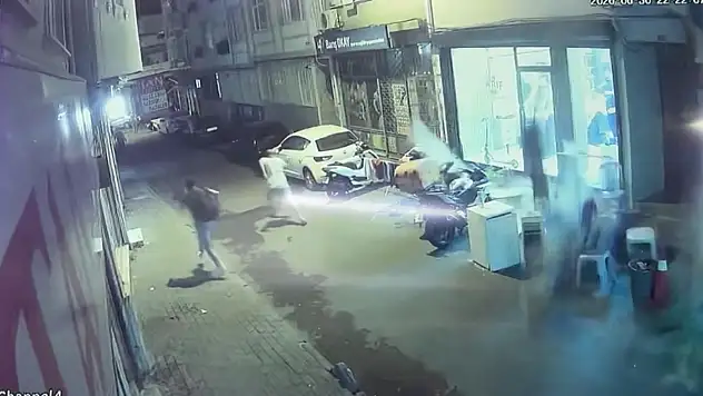 Çatıdan kopan betonlar sokağa yağdı! Araçlar hurdaya döndü