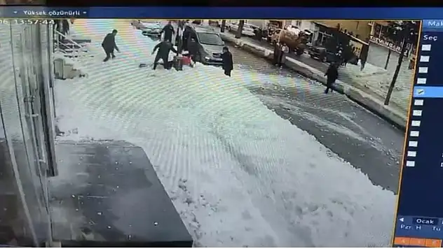 Çatıdan üzerine kar kütlesi düşen genç kadın, hayatını kaybetti