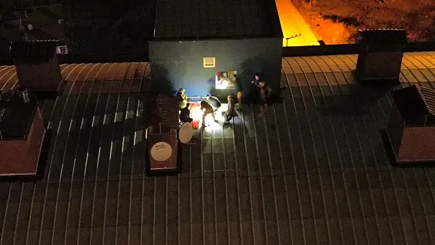 Çatıya çıkan genç kız, kurtarmaya çalışanlarla birlikte mahsur kaldı