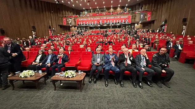 CHP il kongresinde gazeteciye saldırı: Gerginlik arbede ile sonuçlandı!