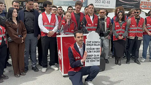 CHP Konya'da gençlikten sert tepki: İl binası önünde mezar taşlı protesto