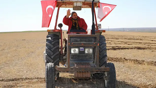 Çiftçi toprağa yazdı, görenlerin içi titredi