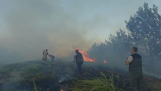 Çıkan yangına müdahale sürüyor