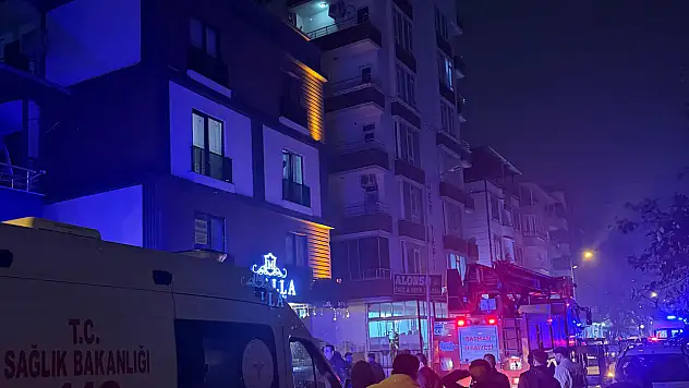 Cinnet getirip evinin eşyalarını sokağa fırlattı