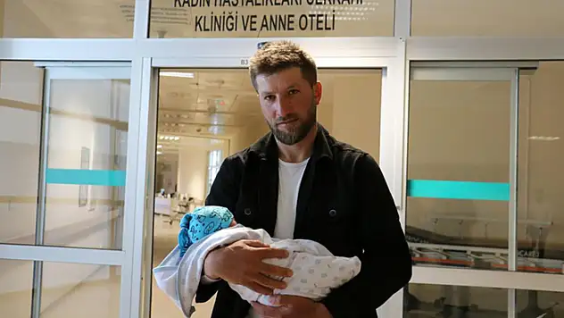 Çoban meşhur sesiyle, 3'ncü çocuğunun kulağına ezan okudu