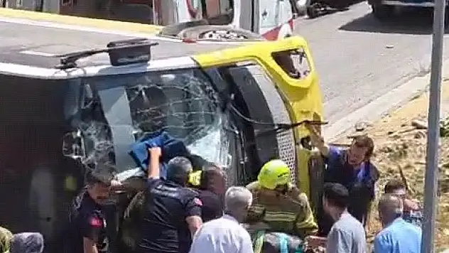 Çocuğu ezmemek için direksiyonu kırdı! Otobüs yan yattı