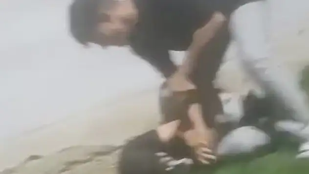 Çocuk parkında yaşanan akran zorbalığı kameralara yansıdı