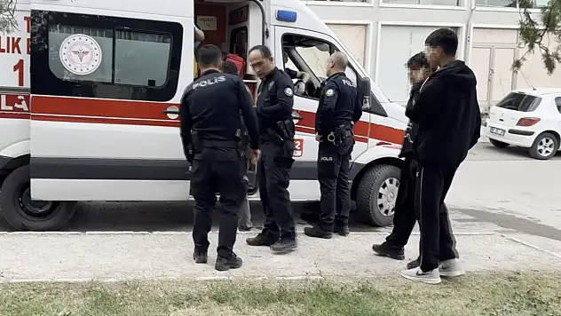 Çocukların kavgası kanlı bitti: Bıçakla iki arkadaşını yaraladı