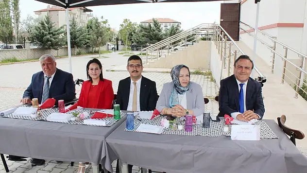 Çocukluğu Konya'da şifa arayarak geçti, başarısıyla Türkiye derecesi yaptı