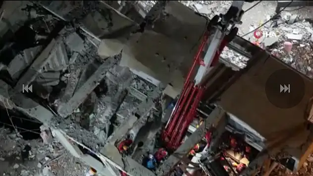 Çöken bina aynı aileden 4 kişiye mezar oldu!