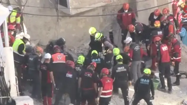 Çöken binadan acı haber geldi: 2 kişinin  cansız bedenine ulaşıldı!