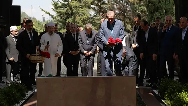 Cumhurbaşkanı Erdoğan, Özal ile Erbakan'ın kabirlerini ziyaret etti