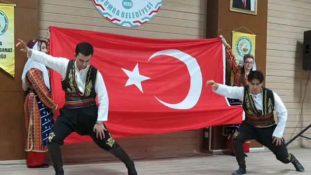 Çumra'da sanat dolu gece: Şiir, müzik, tiyatro ve halk oyunları aynı sahnedeydi