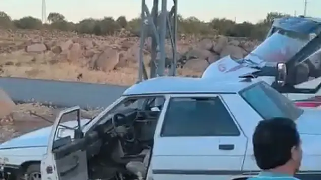 Dehşet anları! otomobil kamyonetle çarpıştı, 2 kişi hastanelik oldu