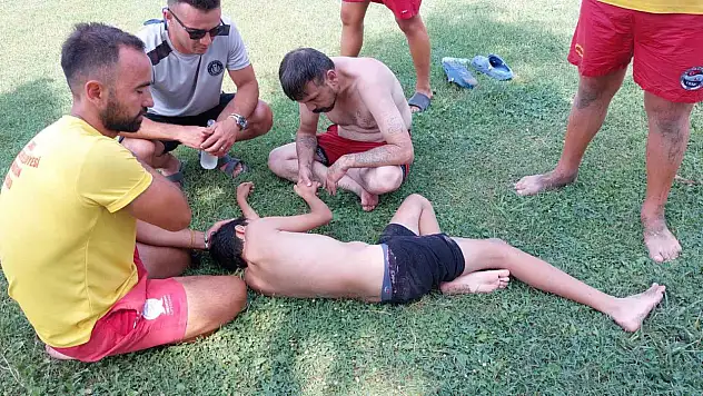 Denizde boğulma tehlikesi geçiren çocuğu babası kurtardı