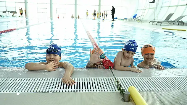 Denizi olmayan Konya'da binlerce çocuk yüzmeyi öğreniyor