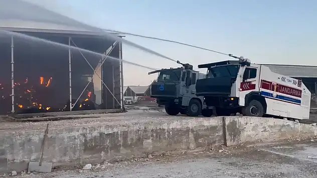 Depo alevlere teslim oldu! İmdadına TOMA'lar yetişti