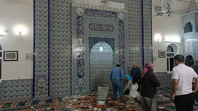 Depremin hasar verdiği cami bir kişiye mezar oldu!