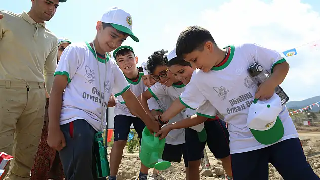 Depremlerde hayatını kaybedenlerin anısına fidan dikildi