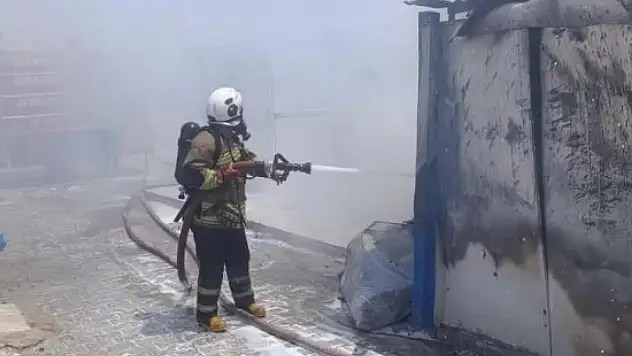 Depremzedelerin yaşadığı konteynerde yangın!