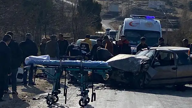 Derebucak'ta 2 aracın çarpışması sonrası 3 kişi yaralandı!