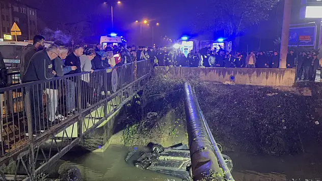 Dereye uçan araçtan şans eseri kurtuldular!