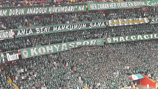 Dev finalde hareketli başlangıç: Sahaya atılan meşaleler oyunu durdurdu