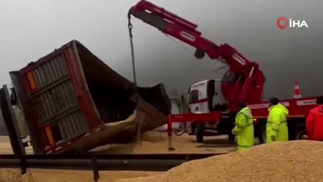 Devrilen tırdaki ürünler yolla saçıldı!