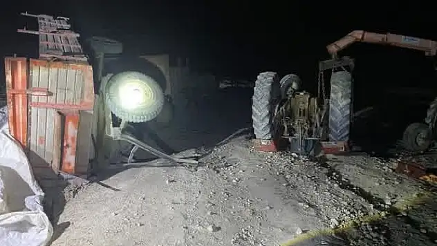 Devrilen traktörün altında kalıp yaşamını yitirdi