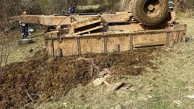 Devrilen traktörün altında kalan sürücü hayatını kaybetti