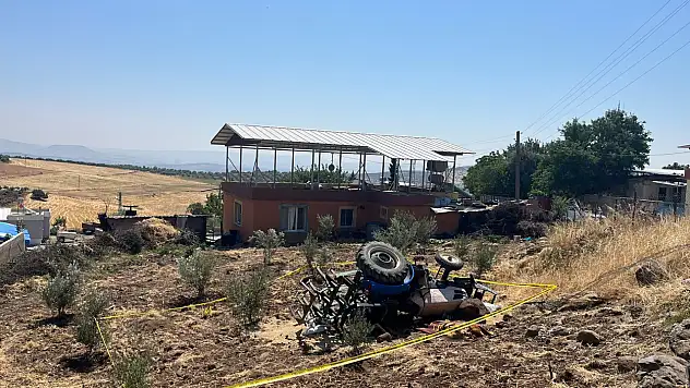Devrilen traktörün altında kalan sürücü yaşamını yitirdi